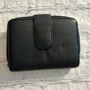 WILSONS VINTAGE CHUNKY STLYE LEATHER WALLET WITH PULL UP MIRROR SNAP CLOSURE